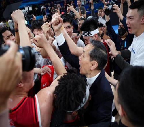 缅怀历史,年弗格森教,练获奖杯牌,宝威体育,宝威体育官网,宝威体育官方,宝威体育下载